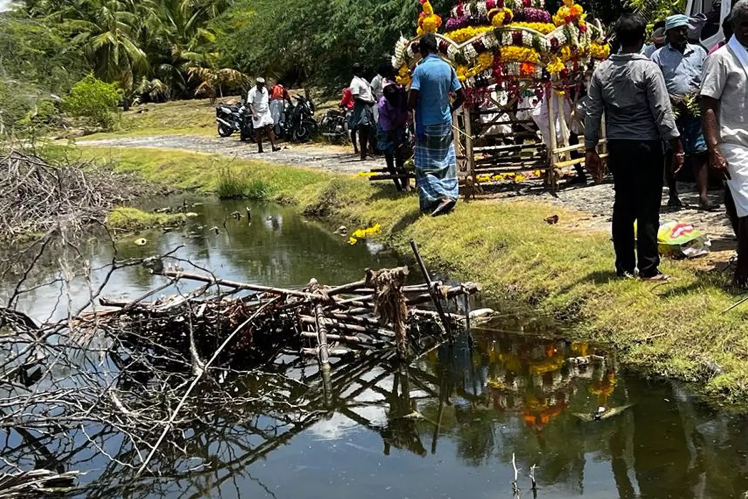 வல்லாகுளத்துபாளையம் மயானத்திற்கு அடிப்படை வசதிகளை செய்துதர கோரிக்கை வல்லாகுளத்துபாளையம் மயானத்திற்கு அடிப்படை வசதிகளை செய்துதர கோரிக்கை