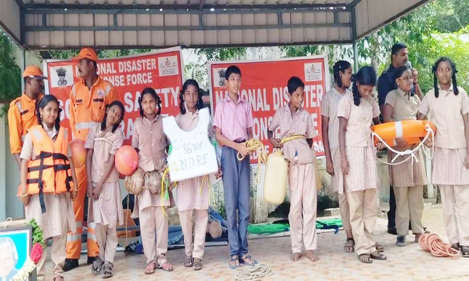 அரசு பள்ளி மாணவர்களுக்கு விழிப்புணர்வு அரசு பள்ளி மாணவர்களுக்கு விழிப்புணர்வு