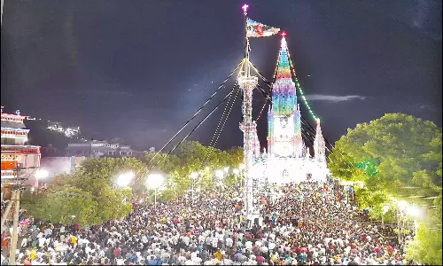 தெற்கு கள்ளிகுளம் அதிசய பனிமாதா ஆலய திருவிழா கொடியேற்றம்: திரளானவர்கள் பங்கேற்பு