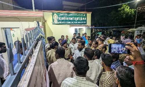 பழனியில் சேவல், புறா ஏலம் விடும் இடம் மாற்றம்- இந்து அமைப்பினர் எதிர்ப்பு