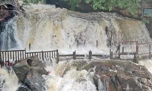 ஒகேனக்கல்லில் சுற்றுலா பயணிகள் குளிக்க தடை- கரையோர மக்களுக்கு வெள்ள அபாய எச்சரிக்கை