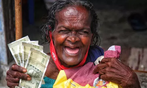 பொக்கை வாய் சிரிப்பால் மனதை கவர்ந்த வேலம்மாள் பாட்டி காலமானார்