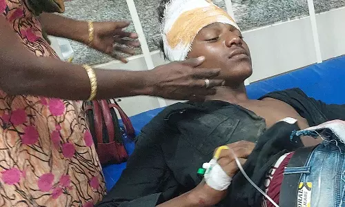 வேப்பம்பட்டு ரெயில் நிலையத்தில் மின்சார ரெயில் படிக்கட்டில் சாகசம் செய்த கல்லூரி மாணவர் தவறி விழுந்து படுகாயம்