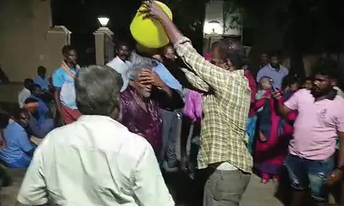 மீனவ கிராமத்தில் இருதரப்பினர் இடையே மீண்டும் மோதல்- சமாதான கூட்டத்தில் 2 பேர் தீக்குளிக்க முயன்றதால் பரபரப்பு