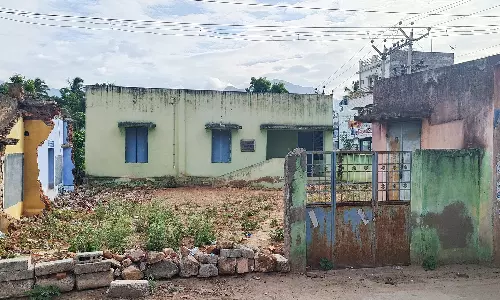 காலையில் பள்ளி, மாலையில் மதுபான பார் : போடியில் பாதுகாப்பற்ற நிலையில் உள்ள அரசு பள்ளி