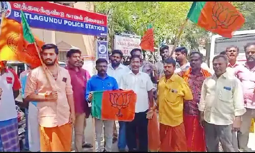 சர்ச்சைக்குரிய பேனர் அகற்றம்: வத்தலக்குண்டு போலீஸ் நிலையம் முன்பு ஆர்ப்பாட்டம்