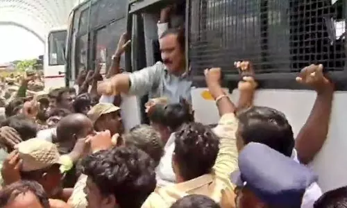 பாமக போராட்டத்தில் போலீஸ் மீது கல்வீச்சு- தடியடி