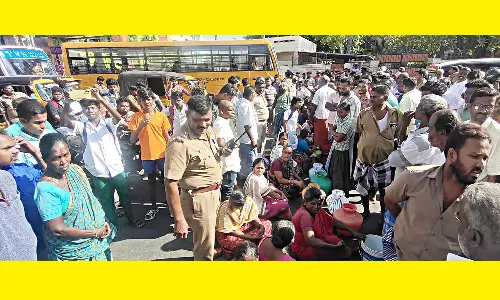 குடிநீர் கேட்டு காலி குடங்களுடன் பொதுமக்கள் மறியல்