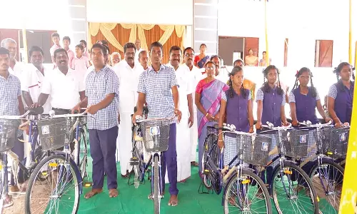 விளாத்திகுளம் அருகே பள்ளி மாணவ- மாணவிகளுக்கு இலவச சைக்கிள்-மார்க்கண்டேயன் எம்.எல்.ஏ. வழங்கினார்