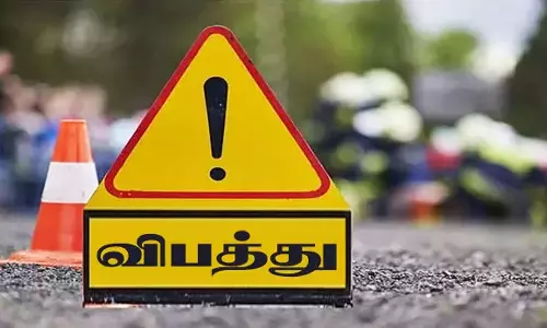 மனைவி கண் முன்பே பைக் விபத்தில் வியாபாரி பலி