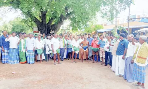 விவசாயிகள் கோவணத்துடன் நூதன போராட்டம்