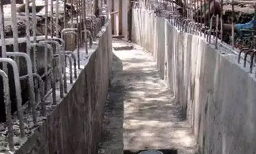 திருவான்மியூர் முதல் அக்கரை வரை உள்ள கிழக்கு கடற்கரை சாலையில் மழைநீர் கால்வாய் பணி தீவிரம்