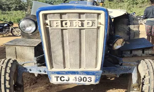 கல்குவாரியில் டிராக்டர் கவிழ்ந்து டிரைவர் பலி