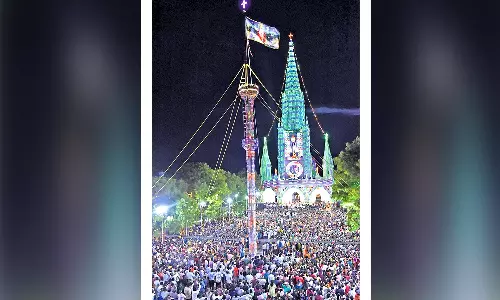 தெற்குகள்ளிகுளம் அதிசய பனிமாதா பேராலயத் திருவிழா கொடியேற்றத்துடன் தொடக்கம்- திரளான பக்தர்கள் பங்கேற்பு