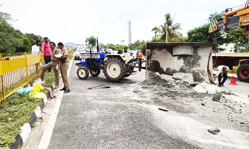 டிராக்டர் கவிழ்ந்து வட மாநில தொழிலாளி பலி