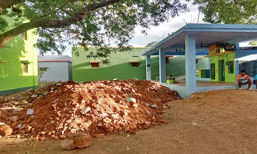 பூலாங்குளத்தில் கோவில் முன்பு கொட்டப்பட்ட மண்ணை அகற்ற கோரிக்கை