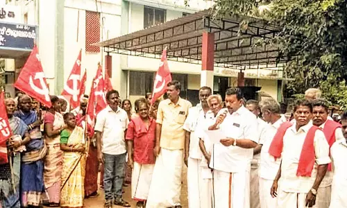 விவசாய தொழிலாளர் சங்கத்தினர் மனு கொடுக்கும் போராட்டம்