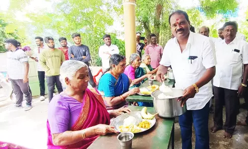 முதியோர்களுக்கு மதிய உணவு வழங்கல்