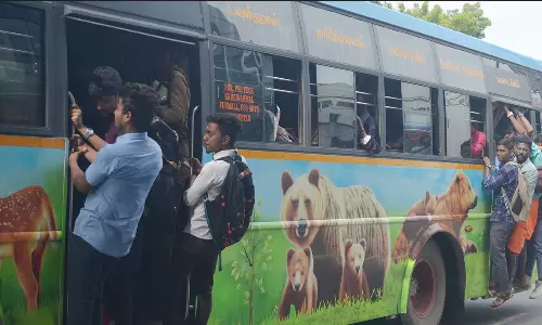 கோவையில் பஸ்களில் ஆபத்தான பயணம் செல்லும் மாணவர்கள்