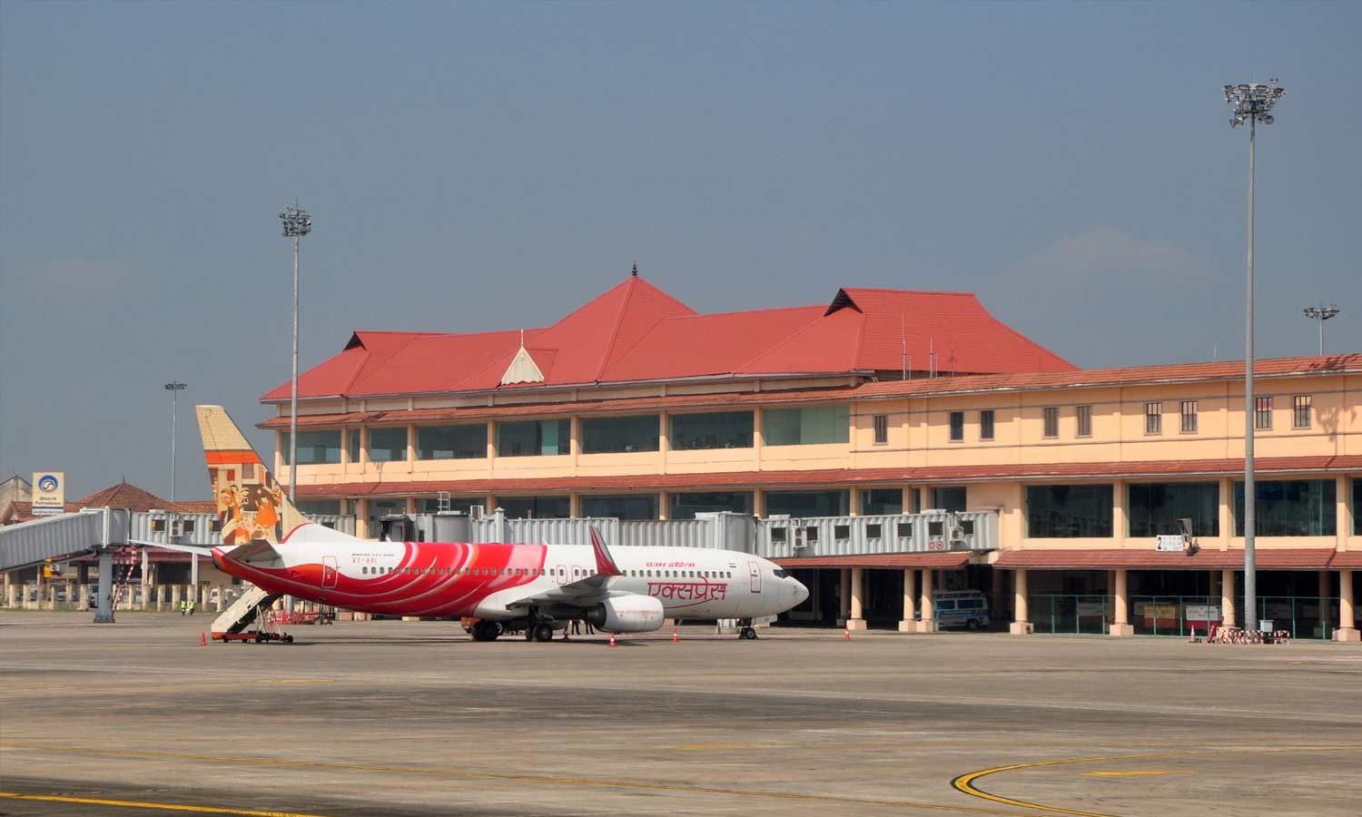 கொச்சி விமான நிலையத்தில் வரிசையில் காத்திருந்த ஆத்திரத்தில் வெடிகுண்டு மிரட்டல் விடுத்த பயணி