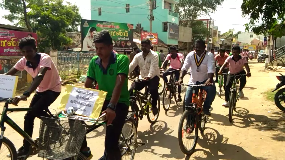 கல்லூரி மாணவர்கள் சைக்கிள் பேரணி கல்லூரி மாணவர்கள் சைக்கிள் பேரணி