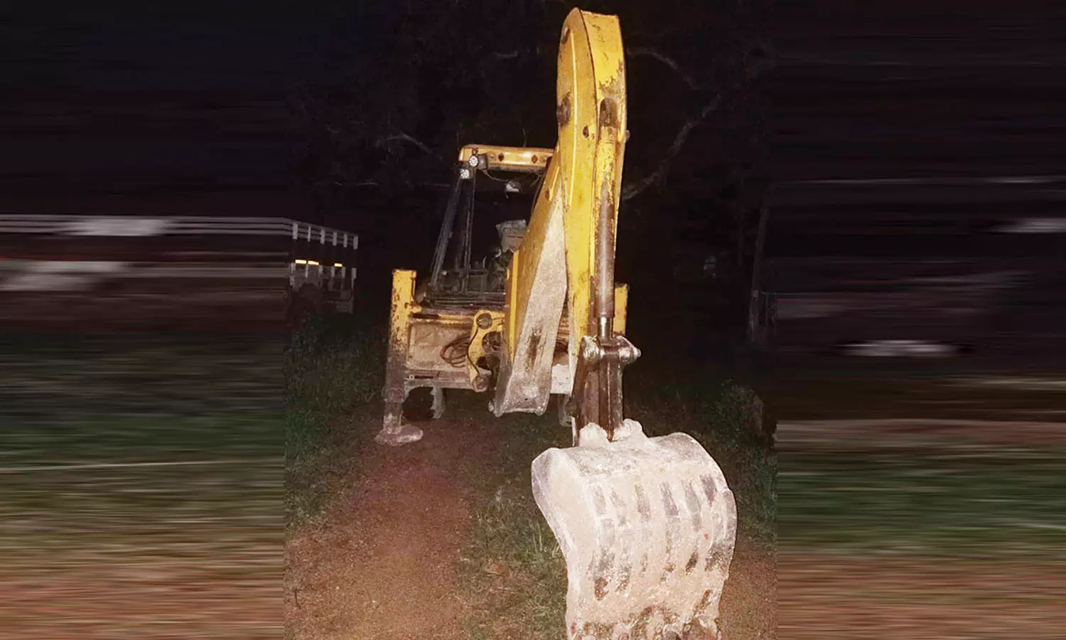 திருவட்டார் அருகே அனுமதியின்றி செம்மண் கடத்தல்-ஜே.சி.பி. பறிமுதல்