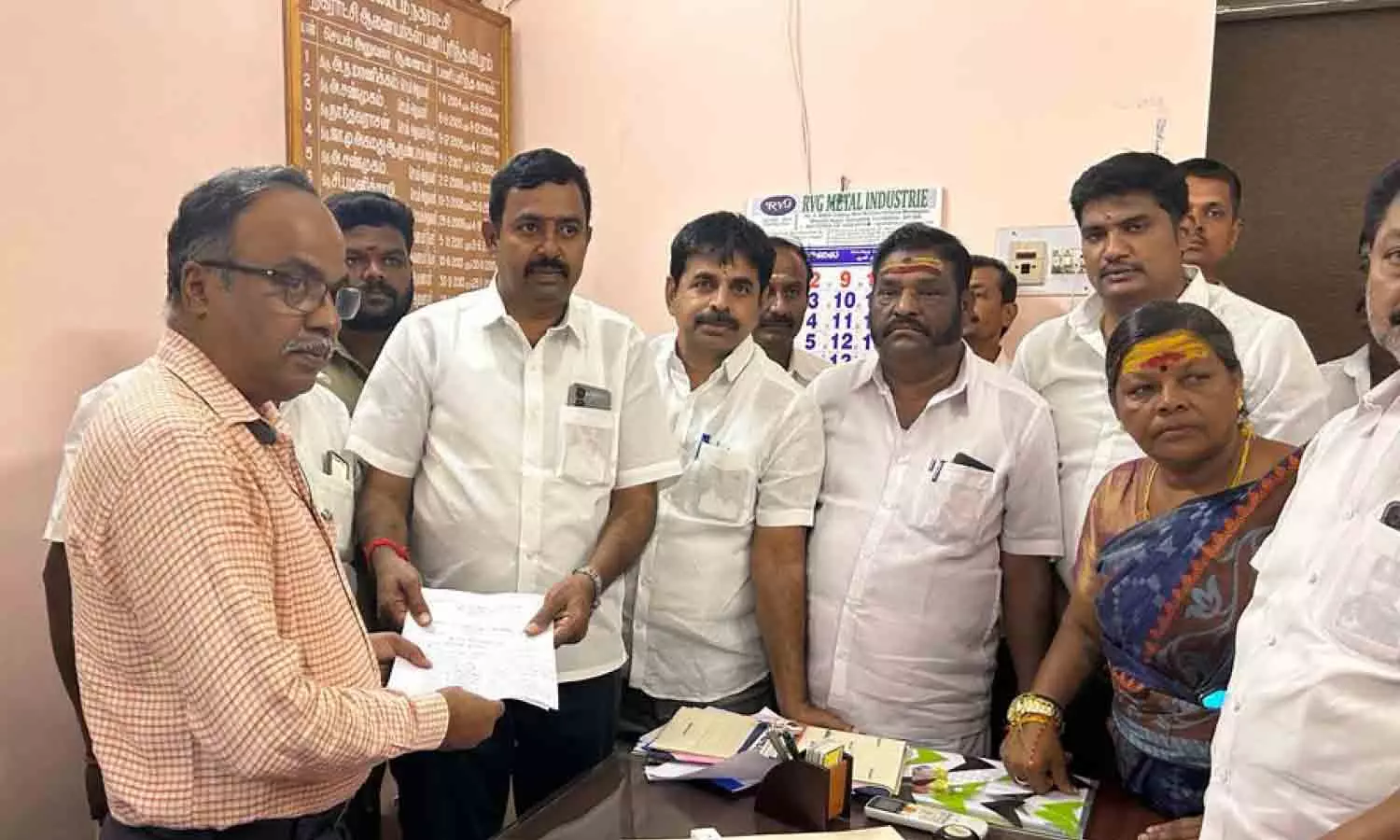 பல்லடம் நகராட்சியில் அடிப்படை பணிகளை முறையாக மேற்கொள்ள வேண்டும் - அ.தி.மு.க.வினர் வலியுறுத்தல் பல்லடம் நகராட்சியில் அடிப்படை பணிகளை முறையாக மேற்கொள்ள வேண்டும் - அ.தி.மு.க.வினர் வலியுறுத்தல்