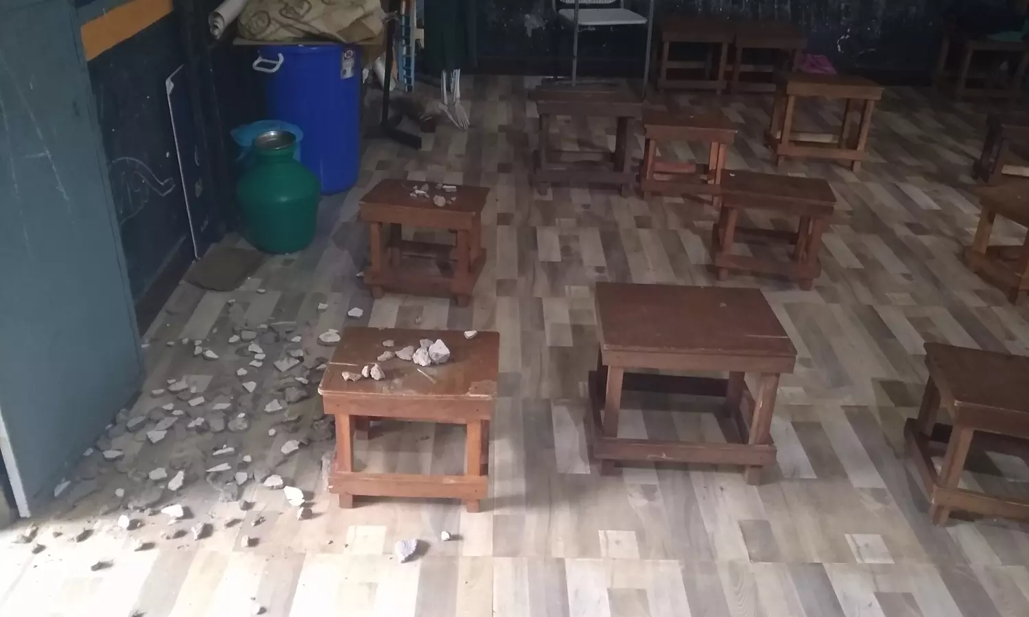 வனத்துறை தடையால் சீரமைப்பு பணி மேற்கொள்ளப்படவில்லை அரசரடி அரசு பள்ளியில் மேற்கூரை இடிந்து விழுந்ததால் பரபரப்பு வனத்துறை தடையால் சீரமைப்பு பணி மேற்கொள்ளப்படவில்லை அரசரடி அரசு பள்ளியில் மேற்கூரை இடிந்து விழுந்ததால் பரபரப்பு