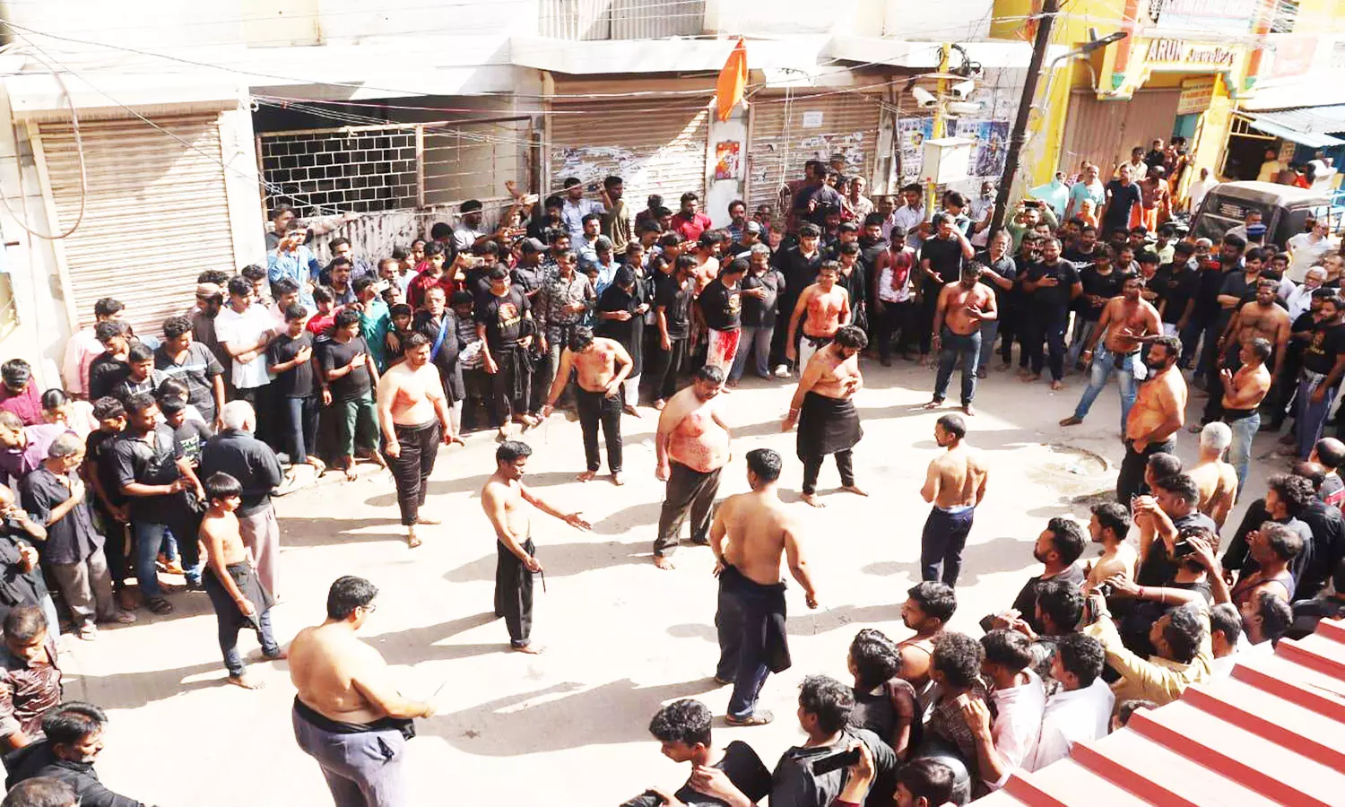 இஸ்லாமியர்கள் மார்பில் கத்தி போட்டு மொகரம் பண்டிகை இஸ்லாமியர்கள் மார்பில் கத்தி போட்டு மொகரம் பண்டிகை