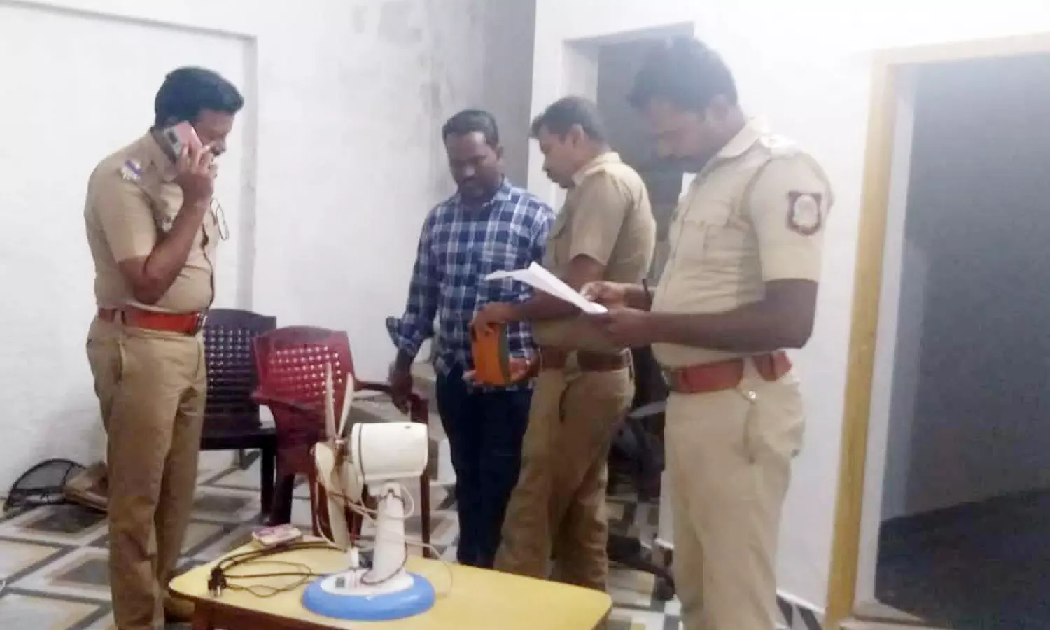 வீடு புகுந்து 2 லேப்டாப், பணம் திருட்டு வீடு புகுந்து 2 லேப்டாப், பணம் திருட்டு