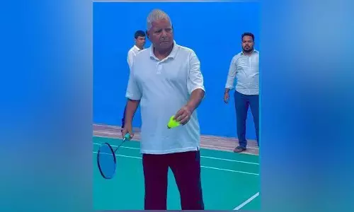 சிறுநீரக அறுவை சிகிச்சைக்கு பிறகு முழு ஆற்றலுடன் பேட்மிண்டன் விளையாடும் லாலு- வைரலாகும் வீடியோ