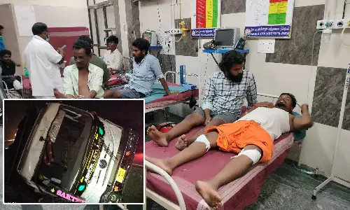 வேன் மீது லாரி மோதியது: ராமேஸ்வரம் சென்று திரும்பிய பா.ஜ.க.வினர் 16 பேர் படுகாயம்