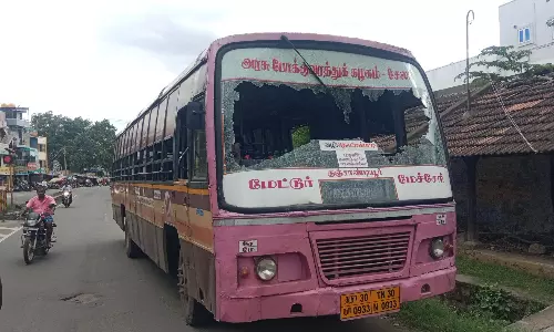 மேச்சேரி பா.ம.க. போராட்டத்தில் அரசு பஸ் கண்ணாடியை உடைத்த வாலிபர் கைது