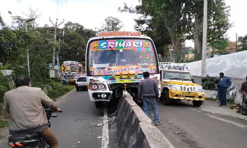 கொடைக்கானலில் சென்டர் மீடியனில் மோதி விபத்துக்குள்ளான தனியார் பஸ்