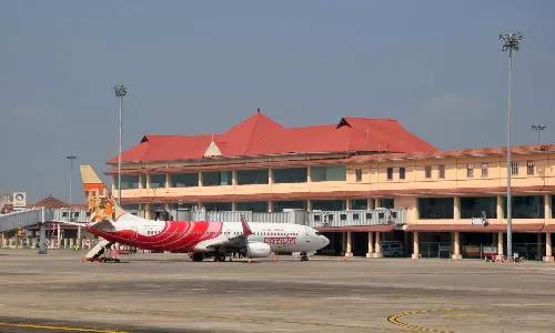 கொச்சி விமான நிலையத்தில் வரிசையில் காத்திருந்த ஆத்திரத்தில் வெடிகுண்டு மிரட்டல் விடுத்த பயணி