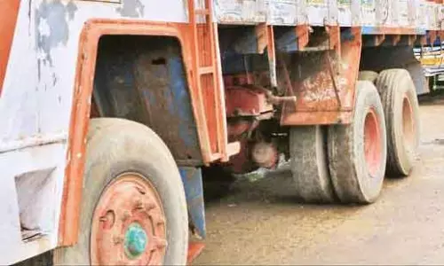 லாரியின் டயர்களை திருடிய டிரைவர்