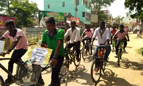 கல்லூரி மாணவர்கள் சைக்கிள் பேரணி