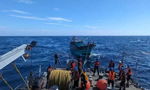 சென்னை அருகே நடுக்கடலில் 2 நாட்கள் தவித்த நாகை மீனவர்கள் 36 பேர் மீட்பு