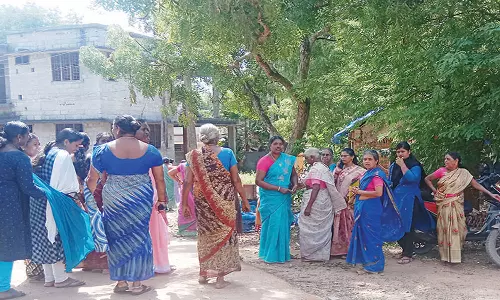 இரணியல் அருகே ரெயில்வே மேம்பாலம் அமைக்கக்கோரி பொதுமக்கள் போராட்டம்