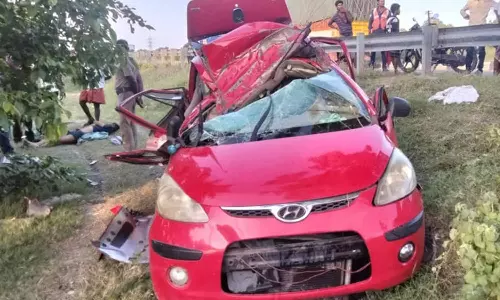 வேப்பூர் அருகே கார் கவிழ்ந்து விபத்து- 2 வயது குழந்தை உள்பட  4 பேர் பலி