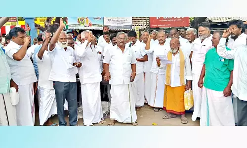 தென்னை விவசாயிகள் சங்கம் சார்பில் கவன ஈர்ப்பு ஆர்ப்பாட்டம்