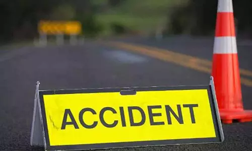 வெள்ளகோவிலில் மின்கம்பத்தில் பைக் மோதி தொழிலாளி சாவு