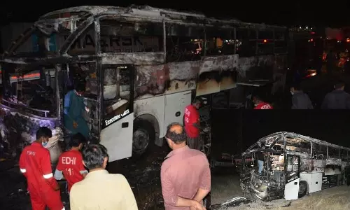 பாகிஸ்தானில் வேன் பள்ளத்தில் கவிழ்ந்து தீ பிடித்தது- 8 பேர் பலி