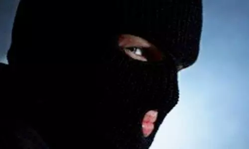 வருசநாடு அருகே அ.தி.மு.க நிர்வாகி வீட்டில் புகுந்த முகமூடி கொள்ளையன்