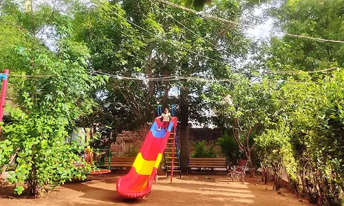 நகராட்சி பூங்காவில் மின் வயர்கள் தாழ்வாக செல்லும் அபாயம்