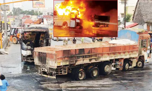 ஆம்னி பஸ்-லாரி மோதி தீ பிடித்தன: 22 பயணிகள் அதிர்ஷ்டவசமாக உயிர் தப்பினார்கள்