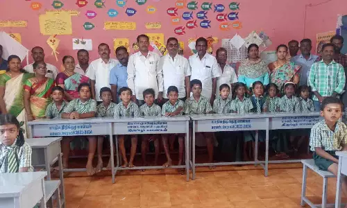 பல்லடம் அரசு பள்ளிக்கு மேஜை-நாற்காலிகள்