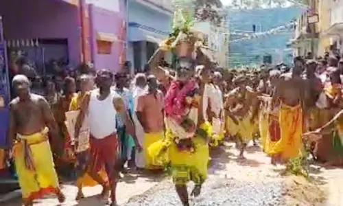 முத்துமாரியம்மன் கோவில் தீமிதித்து வழிபாடு