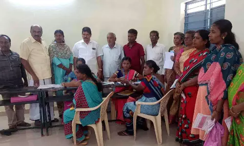 மகளிர் உரிமைத்திட்ட முகாமில் தி.மு.க.வினர் ஆய்வு