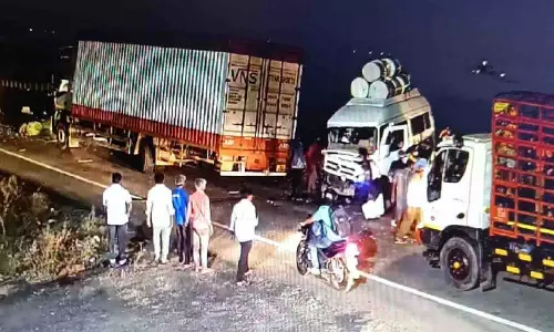 பல்லடம் அருகே அண்ணாமலை பாதயாத்திரைக்கு சென்ற வேன் மீது லாரி மோதி விபத்து